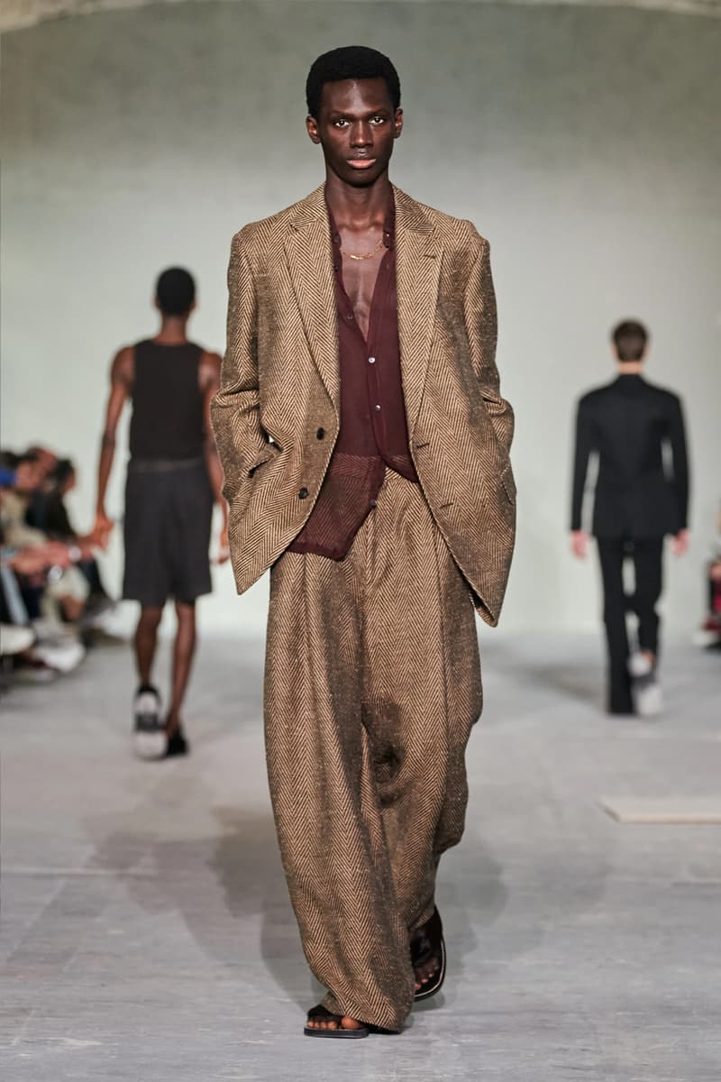 Dries Van Noten mang đến vẻ đẹp tinh tế với trang phục quá khổ - 4