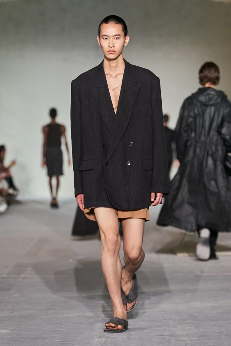 Dries Van Noten mang đến vẻ đẹp tinh tế với trang phục quá khổ - 3