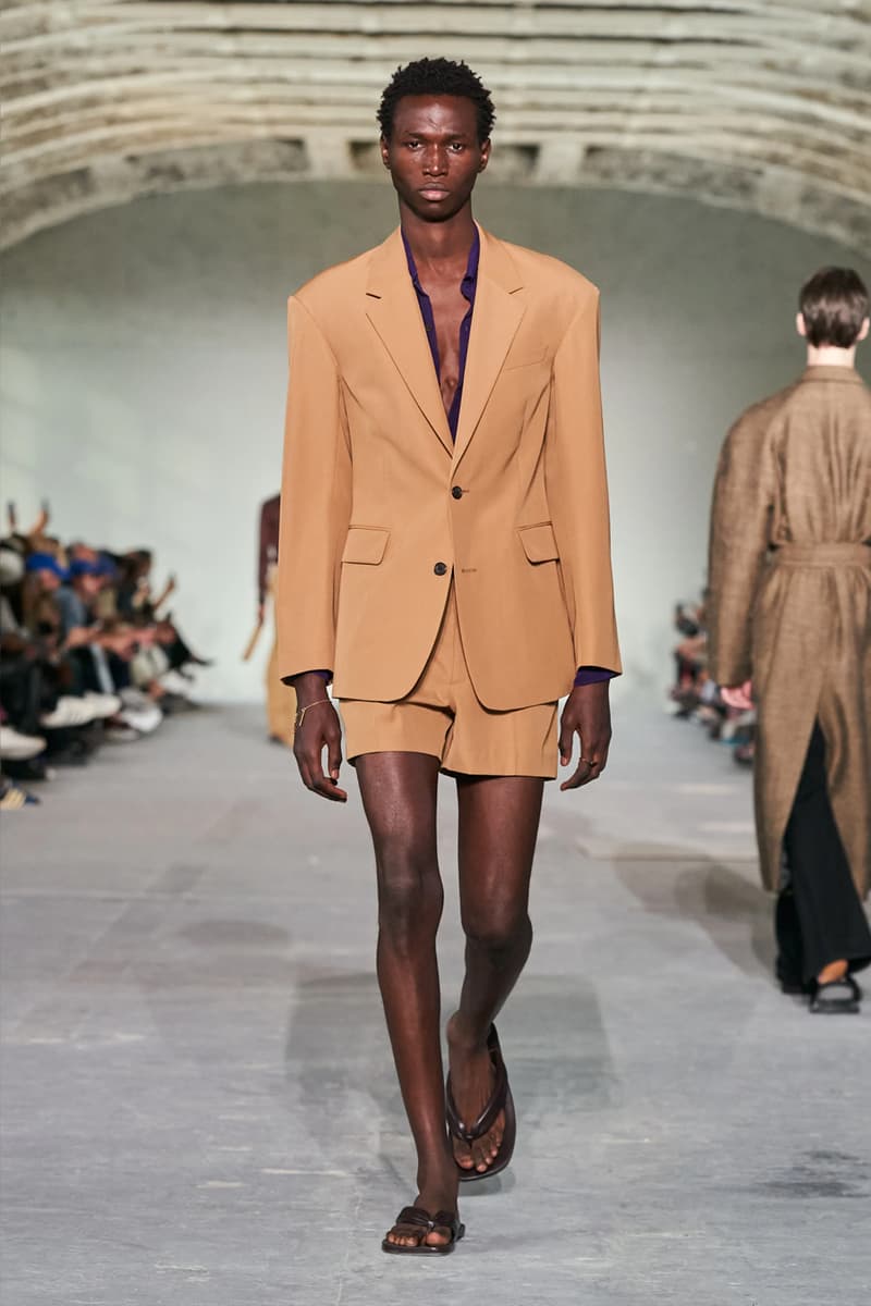 Dries Van Noten mang đến vẻ đẹp tinh tế với trang phục quá khổ - 16
