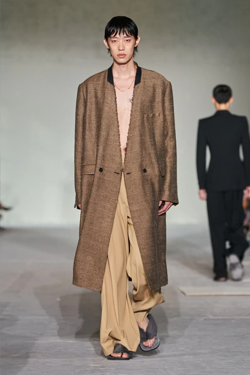 Dries Van Noten mang đến vẻ đẹp tinh tế với trang phục quá khổ - 13