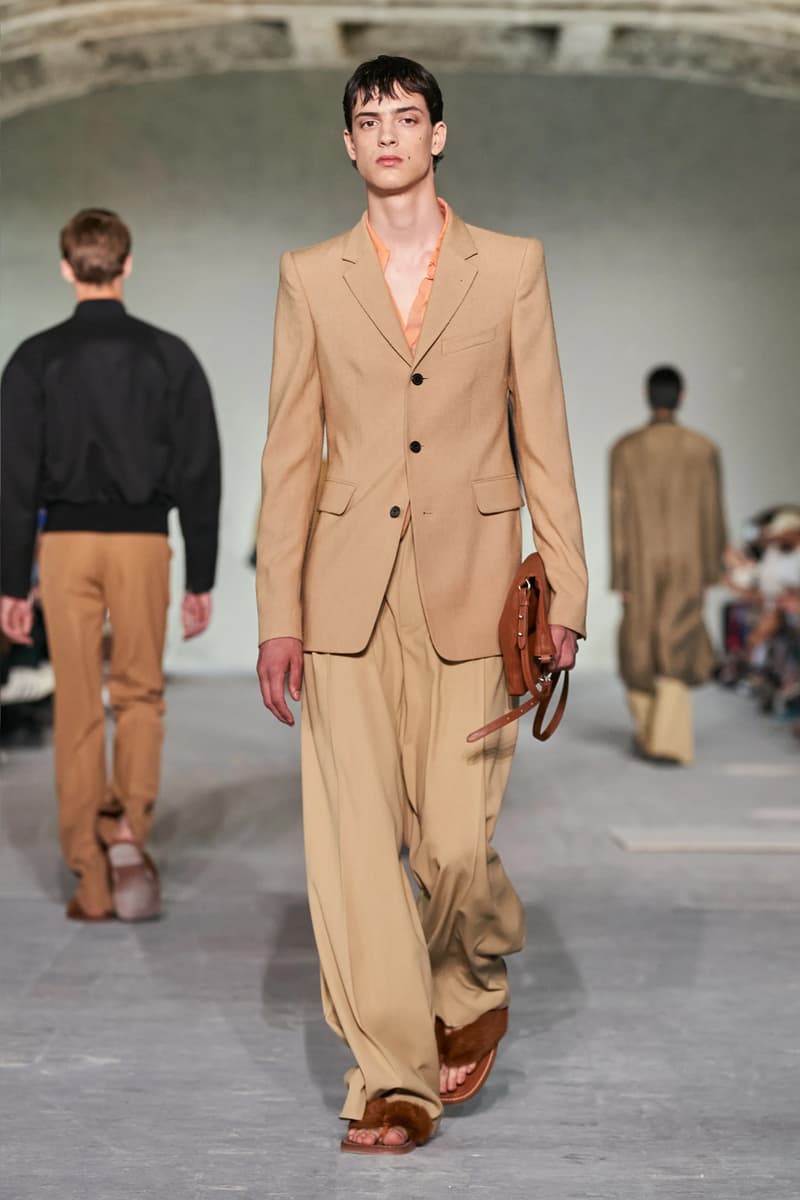 Dries Van Noten mang đến vẻ đẹp tinh tế với trang phục quá khổ - 11