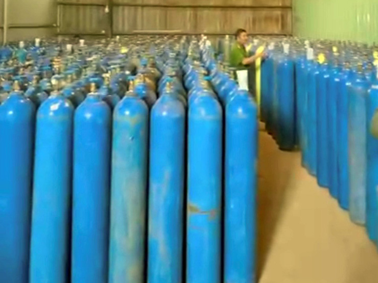 Phát hiện kho hàng chứa hơn 21 tấn khí cười - 1