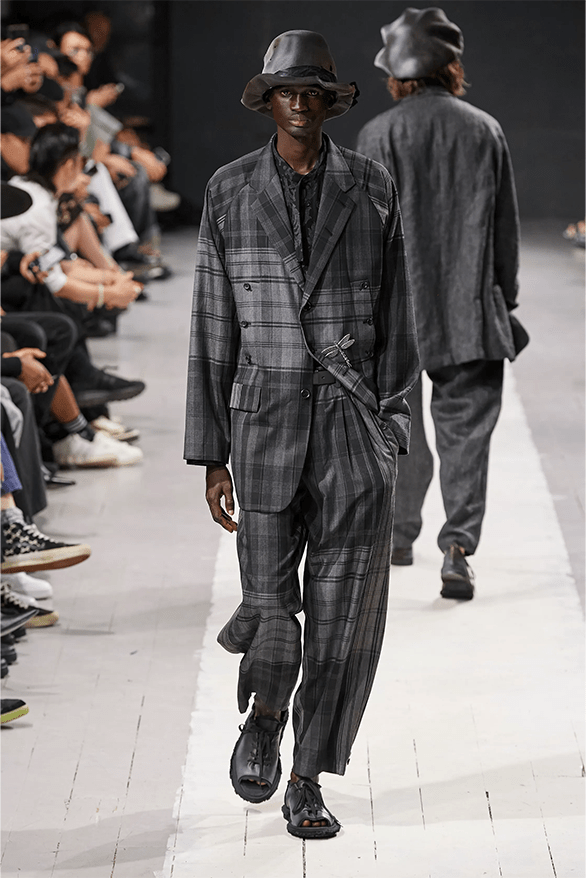 Tốt và xấu va chạm trong bộ sưu tập mới nhất của Yohji Yamamoto - 13