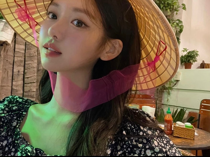 Hot girl Hàn Quốc nổi tiếng với hình ảnh đội nón lá Việt Nam.
