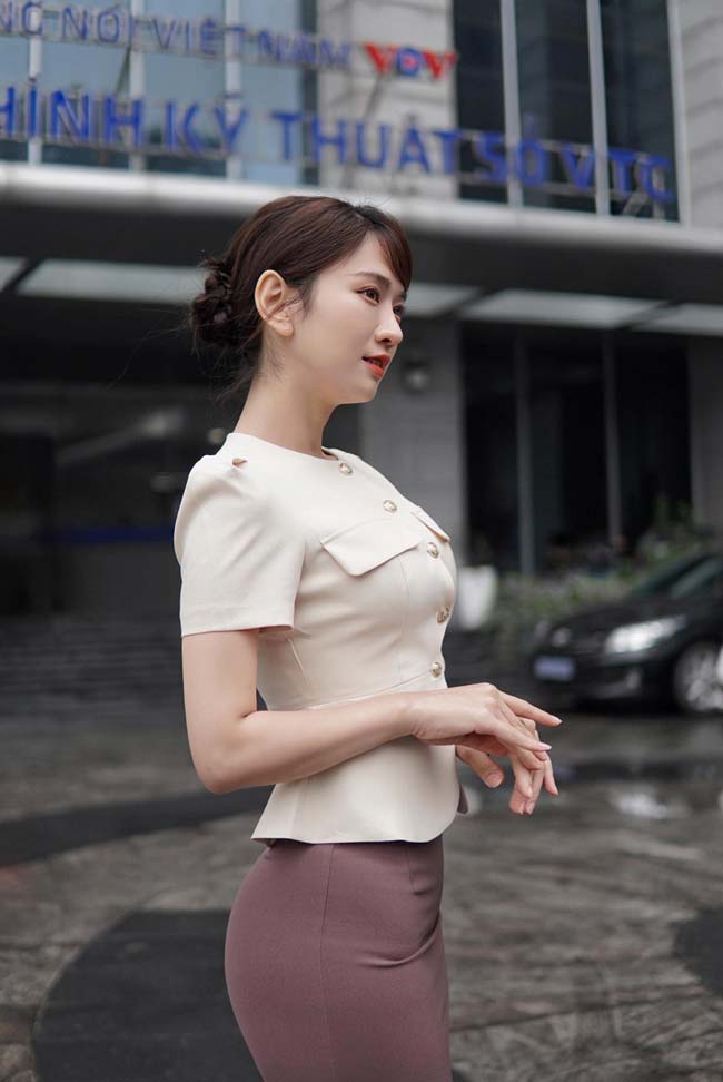 Cô nàng xây dựng cho mình hình ảnh trưởng thành, chín chắn, theo đuổi phong cách sang trọng, quý phái thay vì sexy và táo bạo như trước đây.&nbsp;
