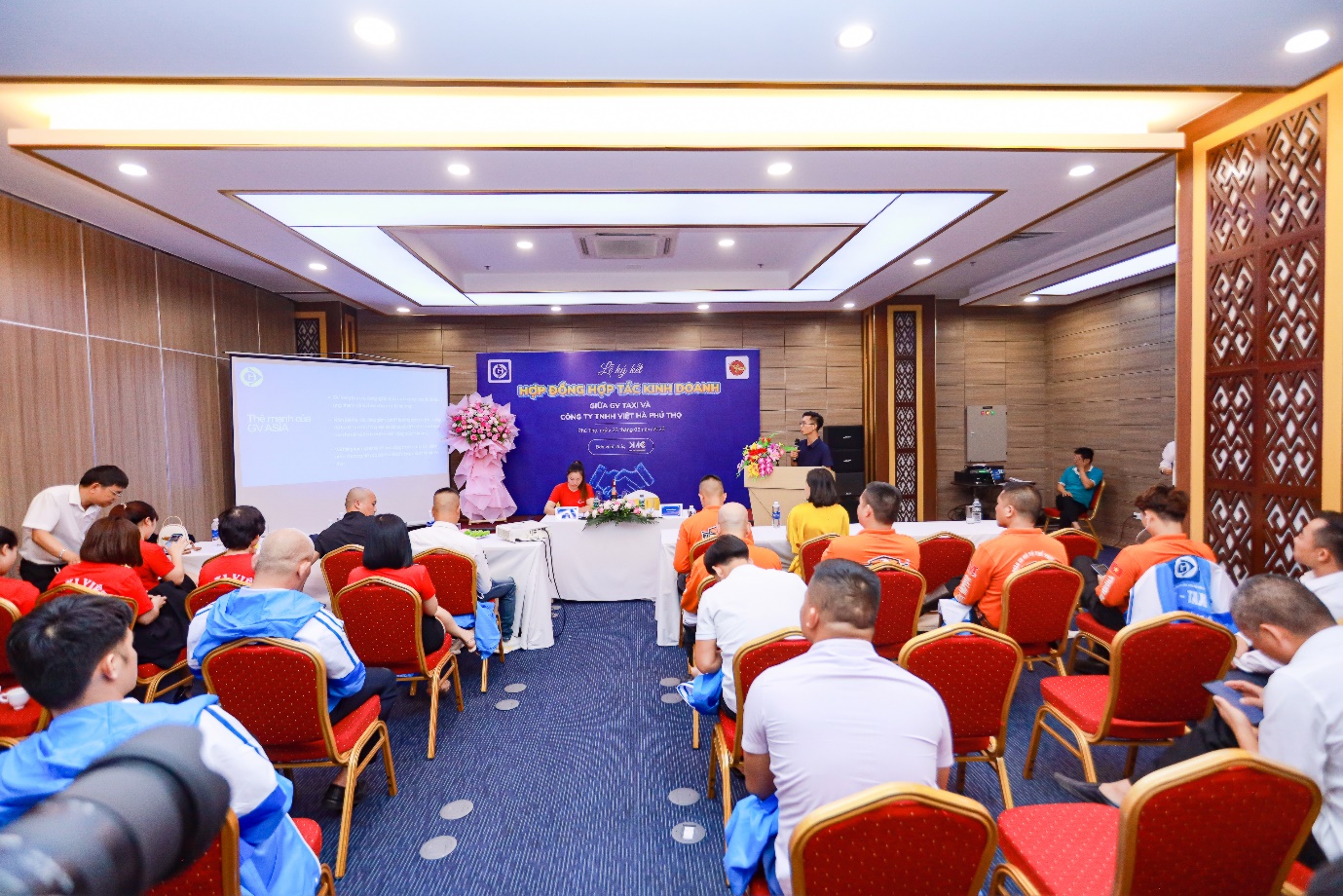 Ông Phan Tuấn Vũ – Đại diện GV Taxi lên phát biểu trong buổi lễ