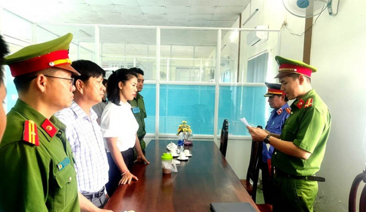 Cơ quan CSĐT Công an tỉnh Phú Yên đọc lệnh bắt tạm giam đối với Ngô Thị Thu Hằng. Ảnh: vkspy.gov.vn