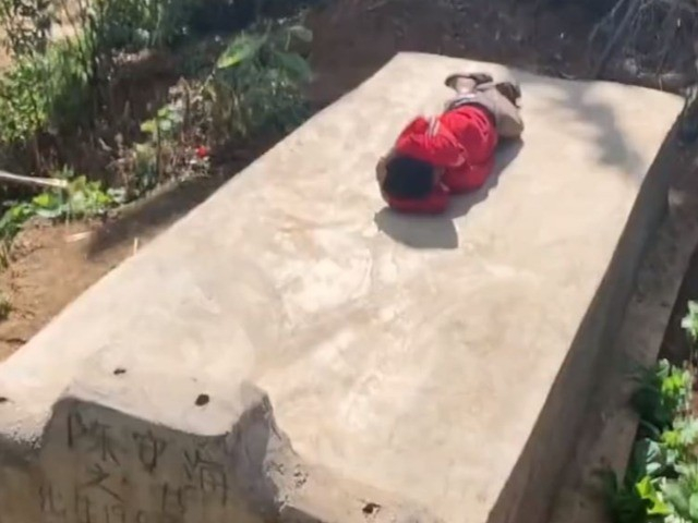 Bạn trẻ - Cuộc sống - Quá nhớ mẹ đã mất, đứa trẻ ngày ngày ra thăm rồi ngủ quên trên mộ mẹ khiến ai cũng bật khóc