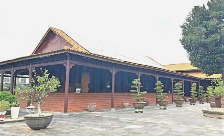 Không gian sử dụng căn biệt phủ gồm: gian nhà chính, (2 phòng ngủ, 1 phòng thờ, 1 phòng khách), 2 gian nhà phụ tách biệt bao gồm 2 phòng ngủ, bếp, phòng ăn, các nhà vệ sinh và phòng khách kết nối giữa 2 gian. Ảnh: Dân trí
