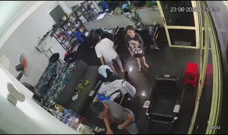 Người đàn ông nhanh tay lấy chiếc điện thoại của nhân viên tiệm cắt tóc