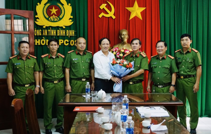 Ông Phạm Anh Tuấn, Chủ tịch UBND tỉnh Bình Định chúc mừng Ban chuyên án triệt phá thành công đường dây mua, bán súng. Ảnh TX