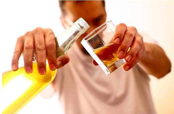 Uống rượu thường xuyên còn có thể dẫn đến lắng đọng axit uric, thậm chí gây ra bệnh gút cho đàn ông. Ảnh minh hoạ