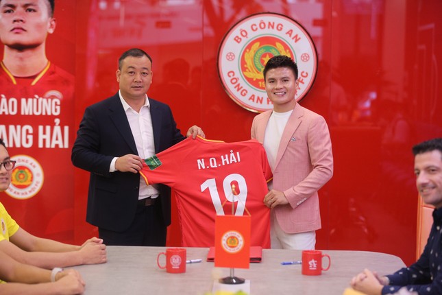 Quang Hải chưa thể ra mắt CAHN vì Pau FC? - 1