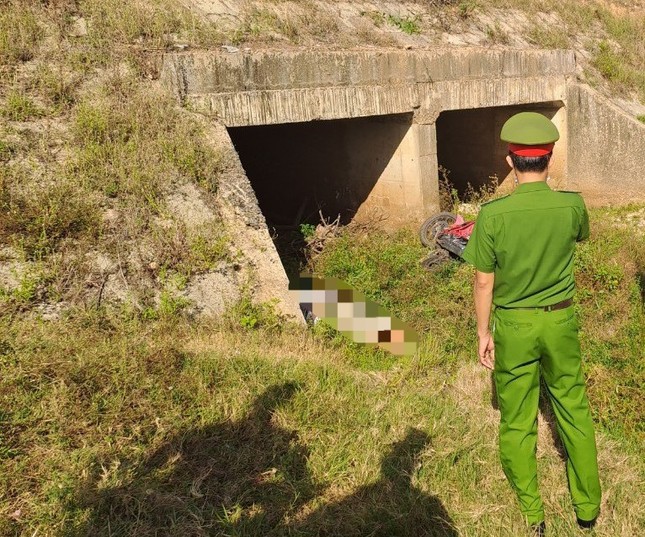 Thi thể người đàn ông được phát hiện nằm dưới cống bên đường. Ảnh C.Đ