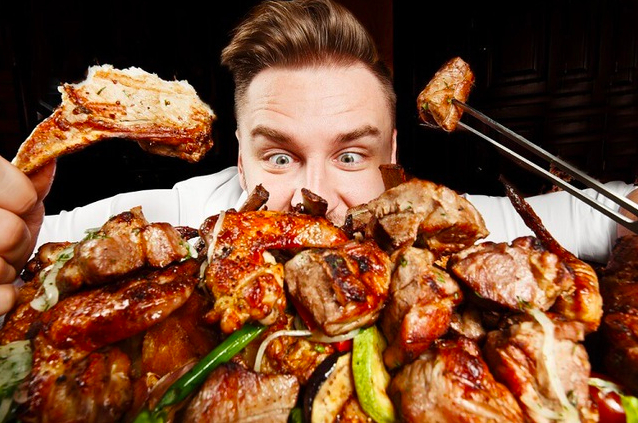 Bữa tối không nên ăn quá nhiều thịt. Ảnh minh hoạ