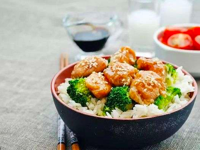 Bữa tối cần có một chế độ ăn hợp lý. Ảnh minh hoạ.