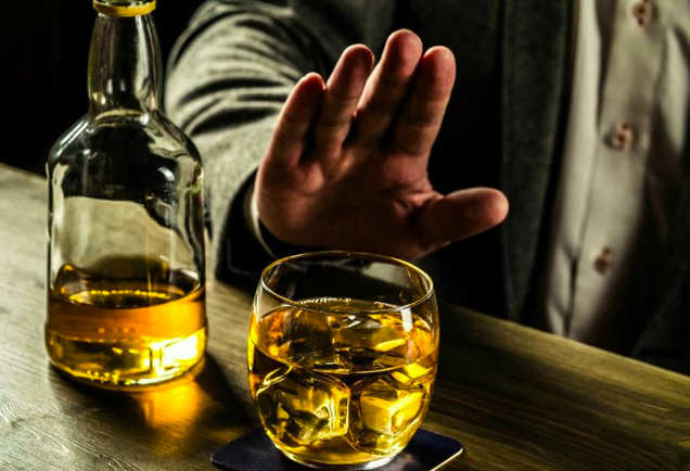 Bữa tối không nên uống rượu. Ảnh minh hoạ