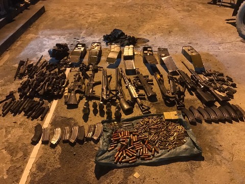 Vũ khí thu được của nhóm đối tượng bị truy nã về ma tuý tại bản Tà Dê, xã Lóng Luông, huyện Vân Hồ, Sơn La&nbsp;
