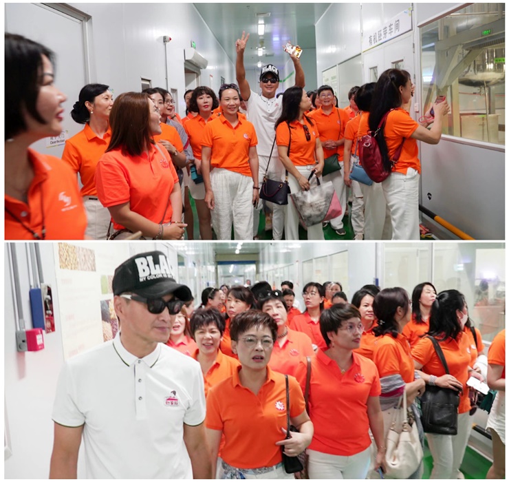 Ông vui vẻ chào đón dòng người đên tham quan nhà máy.