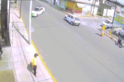 Phi thường - kỳ quặc - Video: Thót tim cảnh ô tô lao như tên bắn vào cột điện, gãy làm đôi