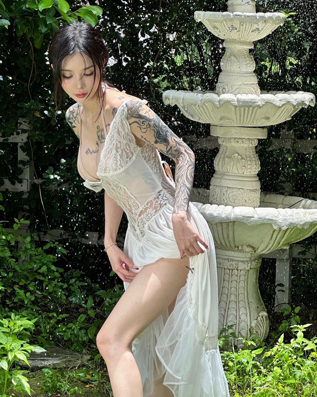 Người đẹp Trung Quốc gây ấn tượng với shoot hình mặc váy lụa chụp hình trong vườn.
