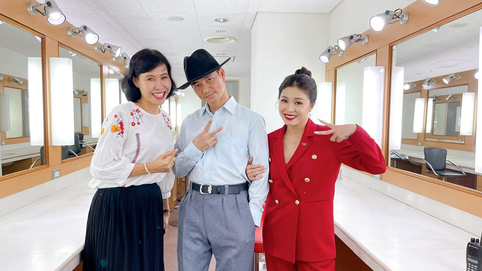 Nữ BTV chụp hình cùng NSƯT Xuân Bắc và MC Hoàng Linh ở hậu trường ghi hình