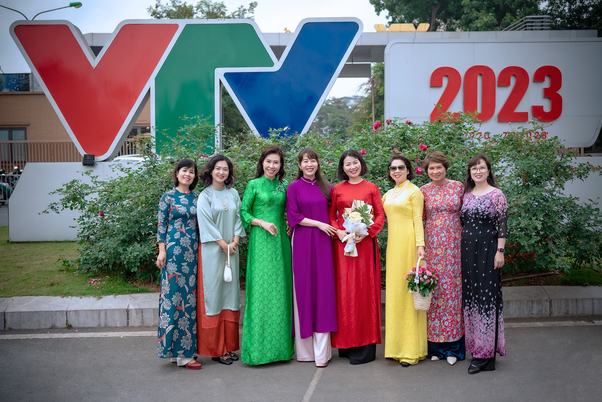 Nhà báo Vũ Thanh Hường (áo dài xanh) vui vẻ cùng đồng nghiệp tại VTV3 dịp 8/3 vừa qua