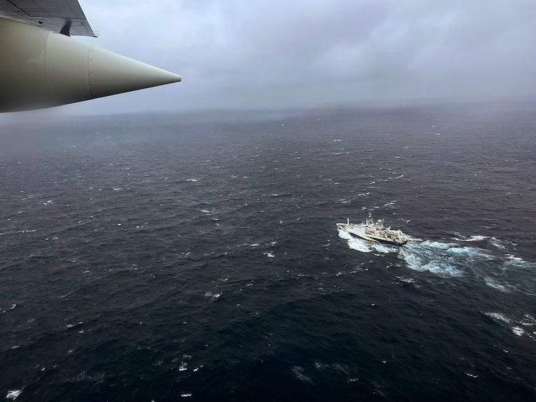 Máy bay HC-130 của Mỹ bay qua tàu L'Atalante của Pháp trong nỗ lực tìm kiếm tàu lặn Titan (ảnh: Washington Post)