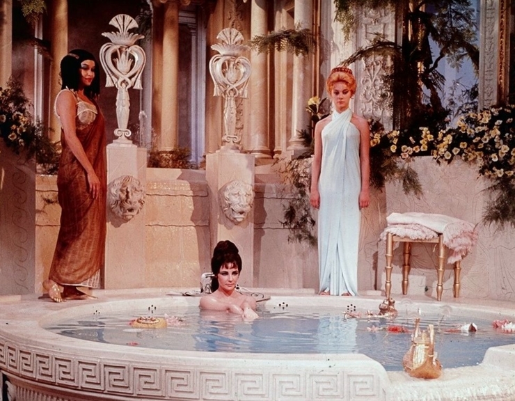 Cảnh tắm của Elizabeth Taylor trong Cleopatra (1963) được truyền thông xếp vào danh sách 10 cảnh tắm đẹp nhất màn ảnh Hollywood.

