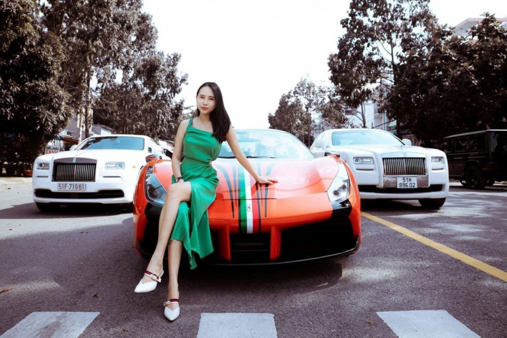 Hoa hậu áo dài Nguyễn Cao Kim Anh được biết đến với thành tích học tập thuộc hàng top và khả năng bắn Tiếng Anh như gió. Hiện, Kim Anh lấn sân kinh doanh và trở thành một doanh nhân thành đạt.