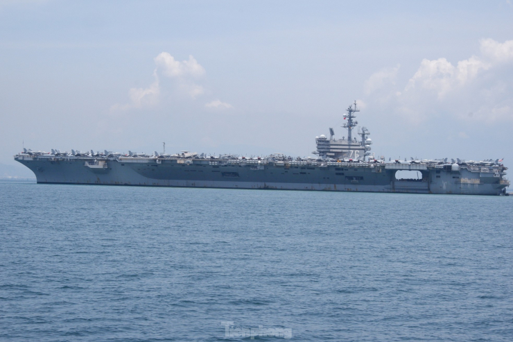 Đoàn tàu Hải quân Hoa Kỳ gồm tàu sân bay USS Ronald Reagan (CVN 76), cùng 2 tàu tuần dương hộ tống là tàu USS Antietam – CG 54 và tàu USS Robert Smalls – CG 62 đã đến Đà Nẵng bắt đầu chuyến thăm 5 ngày tại Việt Nam (từ ngày 25 – 30/6/2023). Ảnh: Nguyễn Thành