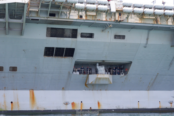 Các thủy thủ đoàn bên trên tàu sân bay. Với hơn 5.000 người, tàu sân bay USS Ronald Reagan được ví là "thành phố di động trên biển".