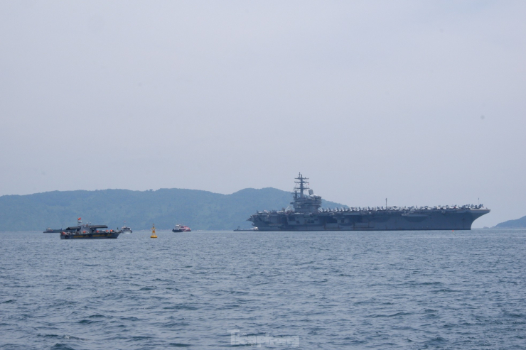 Trong thời gian thăm thành phố Đà Nẵng, các sỹ quan và thủy thủ đoàn tham gia một số hoạt động cộng đồng tại Đà Nẵng như giao lưu văn nghệ, thể thao, ẩm thực, tiếng Anh, hoạt động nhân đạo tại Làng Hy Vọng, Trung tâm Nuôi dưỡng trẻ mồ côi Hoa Mai.