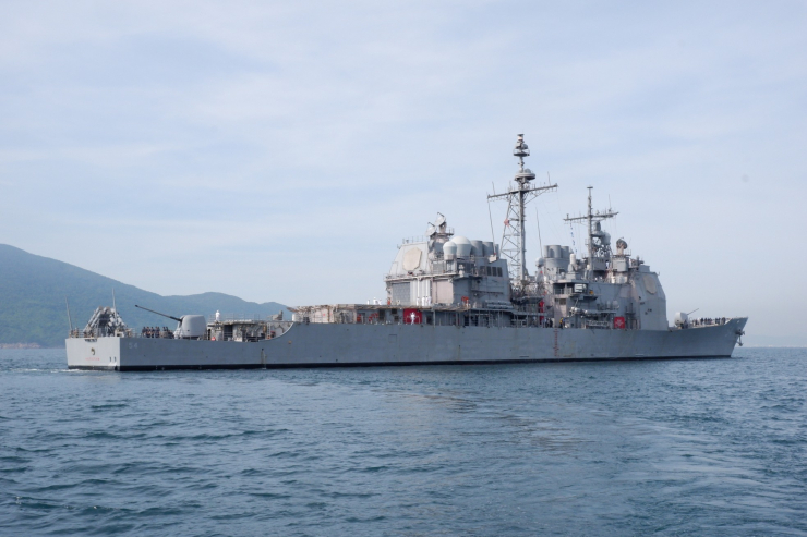 2 tàu tuần dương USS Antietam (CG-54) và USS Robert Smalls (CG-62) hộ tống tàu sân bay USS Ronald Reagan đến Đà Nẵng. Khi tàu sân bay đã neo đậu ở vịnh Đà Nẵng, 2 tàu tuần dương mới từ từ tiến vào neo ở cầu cảng Tiên Sa. Ảnh: Nguyễn Thành