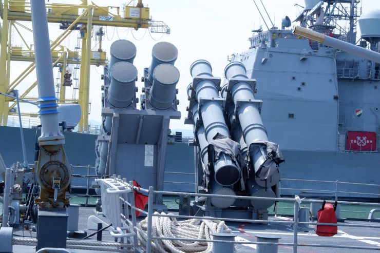 Cả hai tàu tuần dương USS Antietam (CG-54) và USS Robert Smalls (CG-62) đều mang tên lửa dẫn đường.