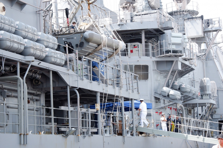 Hai tàu tuần dương USS Antietam (CG-54) và USS Robert Smalls (CG-62) cùng với tàu sân bay USS Ronald Reagan trực thuộc Hạm đội 7 Hoa Kỳ, có nhiệm vụ hỗ trợ một khu vực Ấn Độ Dương - Thái Bình Dương tự do và mở rộng.