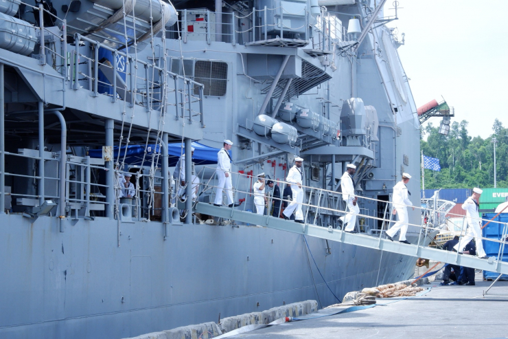 Chỉ huy tàu USS Robert Smalls (CG-62) xuống tàu tham gia lễ tiếp đón do chính quyền TP Đà Nẵng tổ chức.