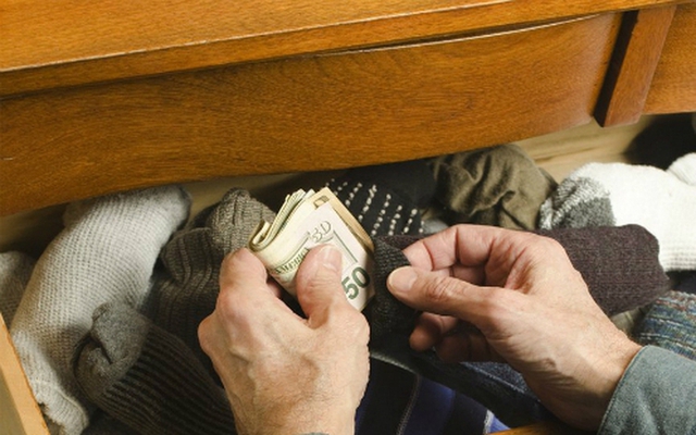 Trong cuộc khảo sát đăng tải trên CreditCards, có đến 44% người được hỏi thừa nhận có quỹ đen. Ảnh minh hoạ