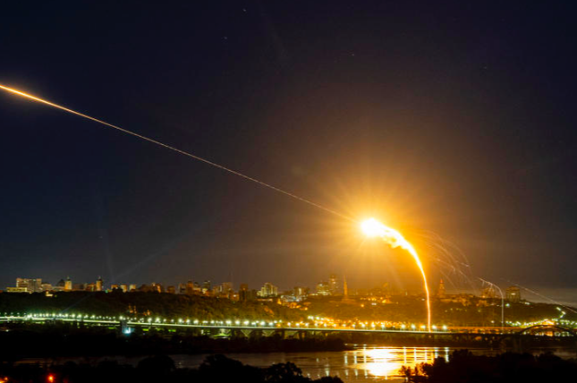 Phòng không Ukraine đánh chặn một UAV tấn công Kiev ngày 30/5. (Ảnh: AP)