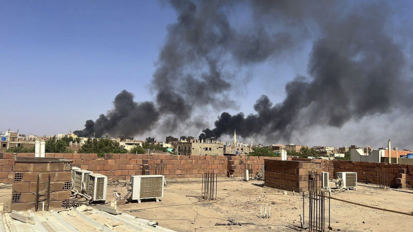 Khói đen bốc lên ở Khartoum trong các cuộc giao tranh giữa quân đội Sudan và RSF. Ảnh: Reuters