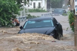 Đà Lạt mưa lớn, ô tô bỗng hoá… tàu thuỷ