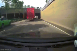 Phi thường - kỳ quặc - Video: Tài xế ô tô bẻ lái gấp tránh xe container bất ngờ lật nghiêng