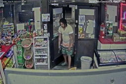 Phi thường - kỳ quặc - Clip: Người đàn ông thản nhiên phóng hỏa tại cửa hàng ở trạm xăng