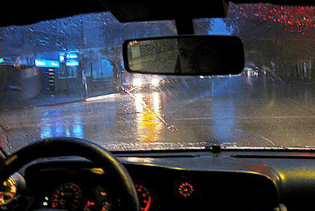 Những kinh nghiệm lái xe ô tô khi trời mưa to, gió lớn