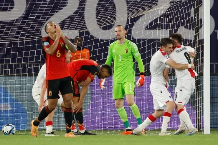 U21 Bỉ (áo đỏ) đánh rơi chiến thắng đáng tiếc