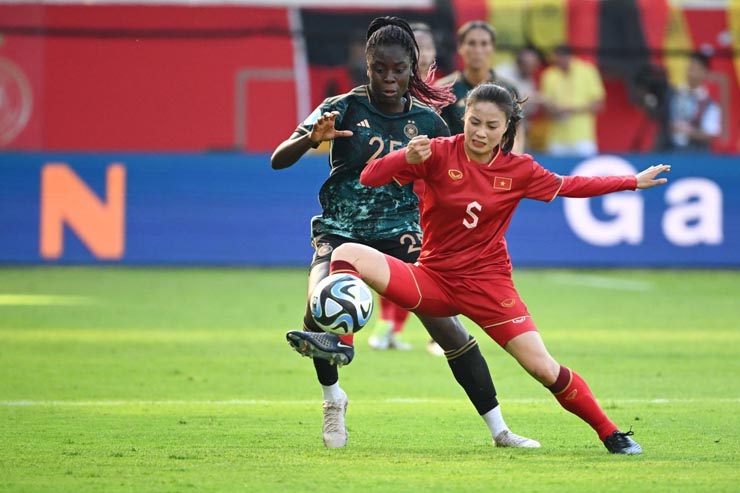 Nữ Việt Nam (áo đỏ) chơi nỗ lực trước nữ Đức