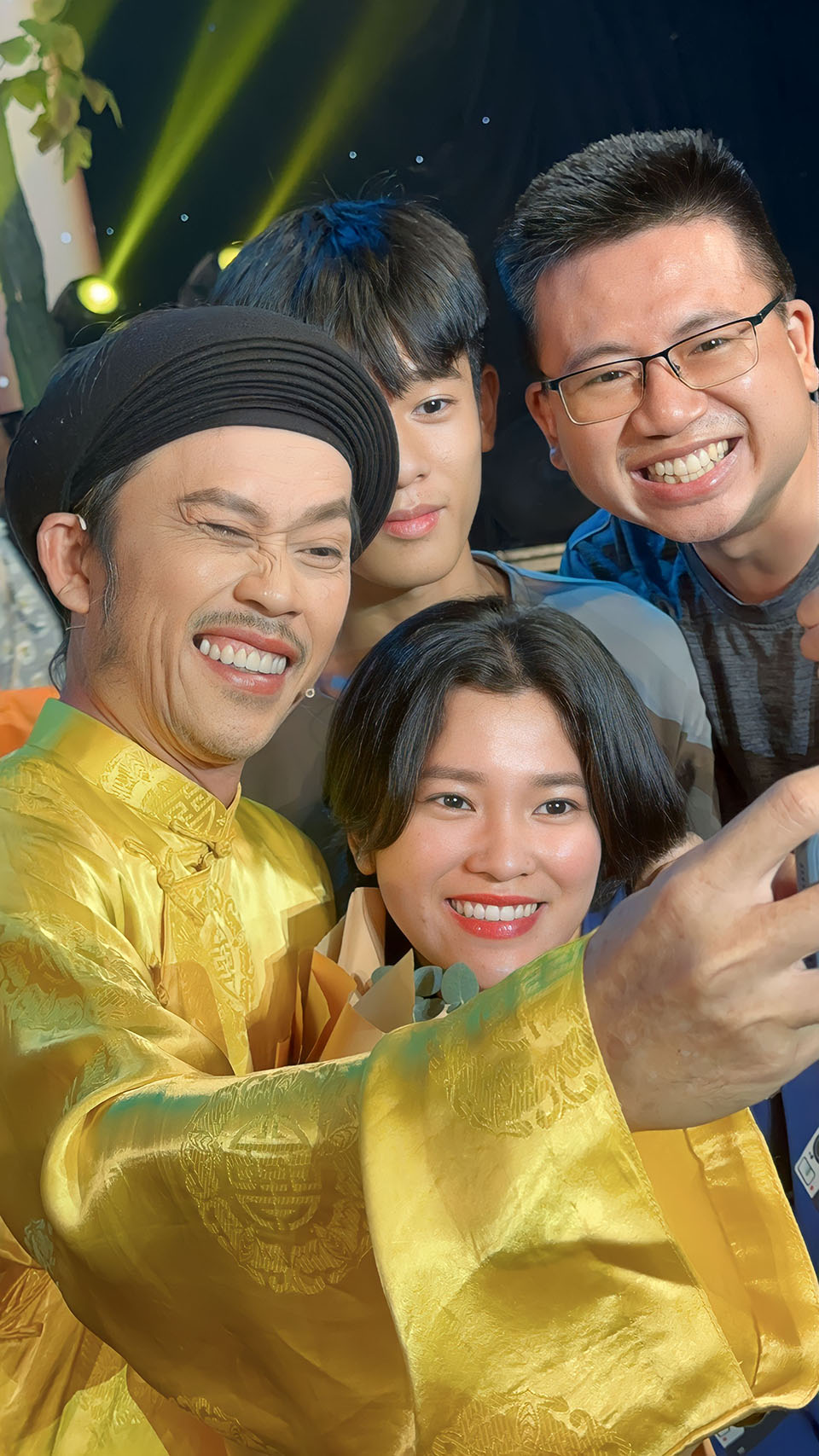 Khán giả vây kín chụp ảnh cùng Hoài Linh sau đêm diễn.&nbsp;Ảnh Phạm Thành Trung