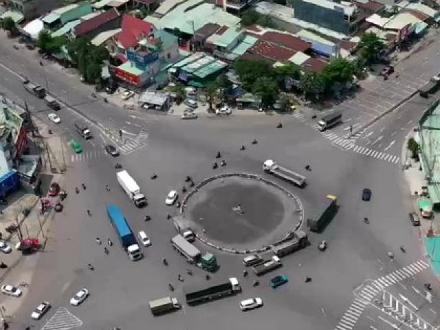 Tin tức trong ngày - Nín thở, run rẩy khi đi qua vòng xoay 'tử thần' ở TP Biên Hòa