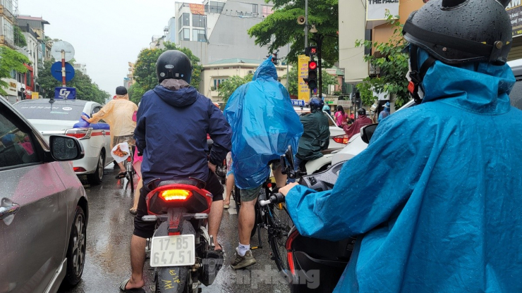 Dự báo thời tiết buổi sáng 26 độ. Cao nhất trong ngày là 30 độ. Trưa đến tối trời chuyển tạnh ráo hơn. Đêm muộn dễ có mưa trở lại. Nhiệt độ thấp nhất về đêm khoảng 25 độ.