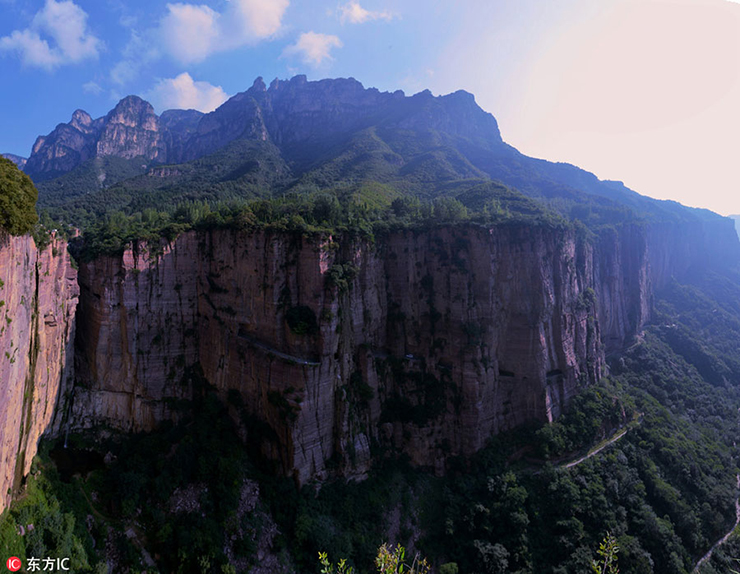 Ngôi làng Guoliang ở tỉnh Hà Nam (Trung Quốc) nằm trên ngọn núi dựng đứng nguy hiểm nhất Trung Quốc.
